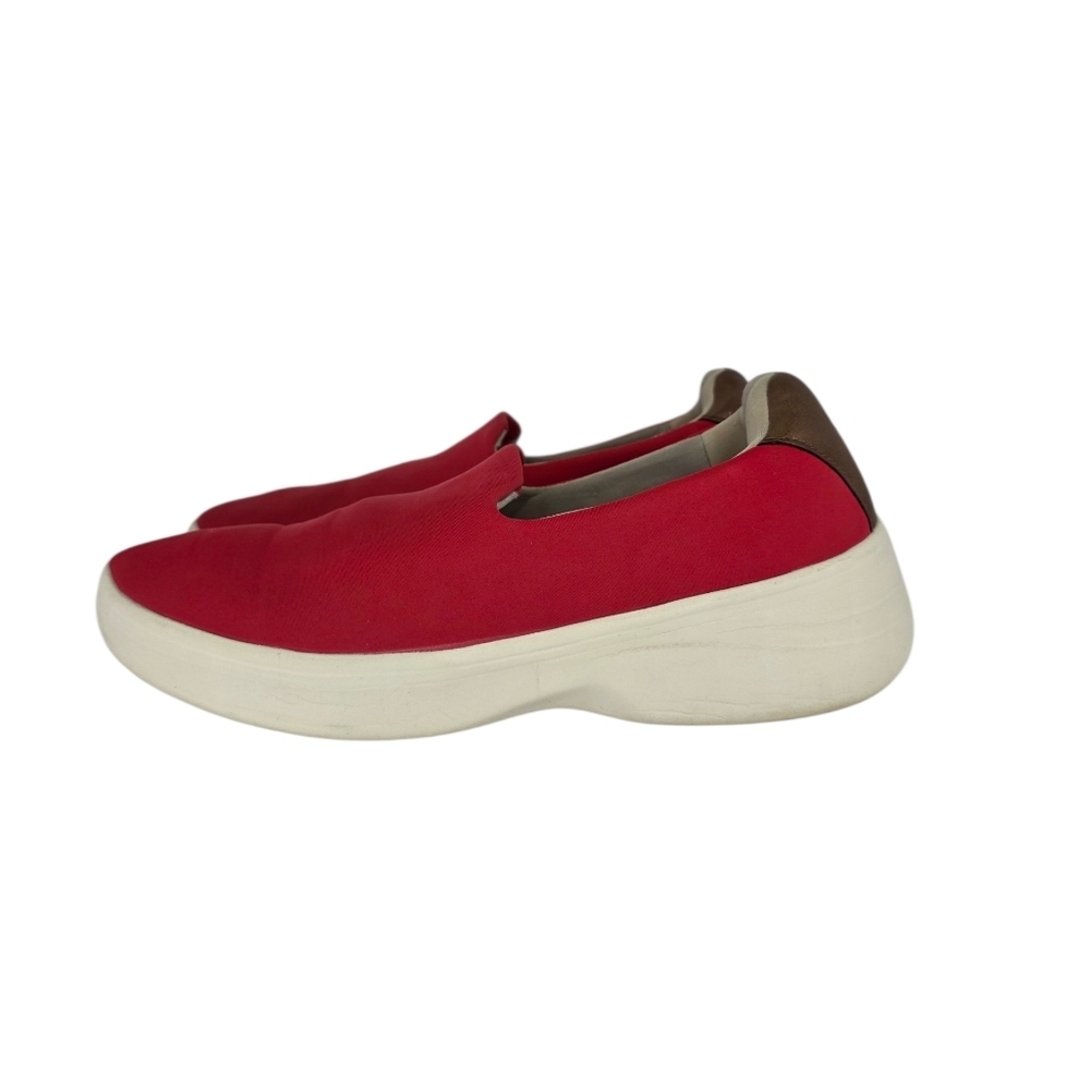 Bzees Women's Easy Going True Red Comfy Fabric Slip On Shoes Sneakers Size 9.5 M